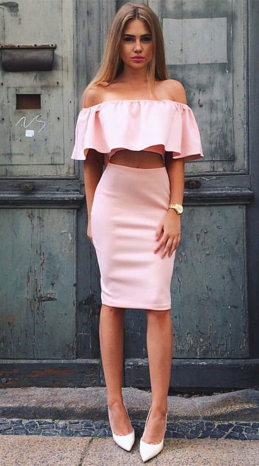 Zweiteiliges schulterfreies, knielanges rosa Homecoming-Kleid mit Rüschen cg916