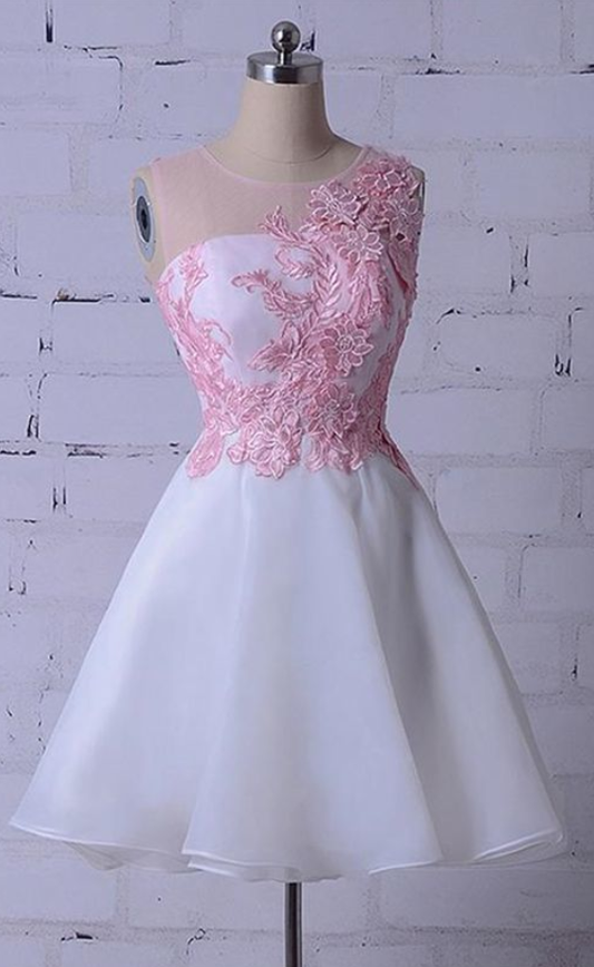 Schönes süßes Rundhalsausschnitt Ärmelloses Homecoming-Kleid Spitzenapplikationen Cocktailkleid cg934