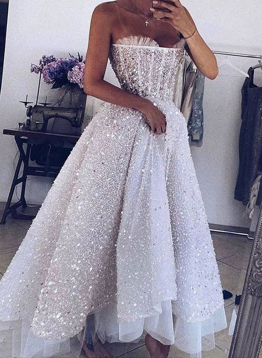 Kurzes Ballkleid mit weißen Pailletten cg9398