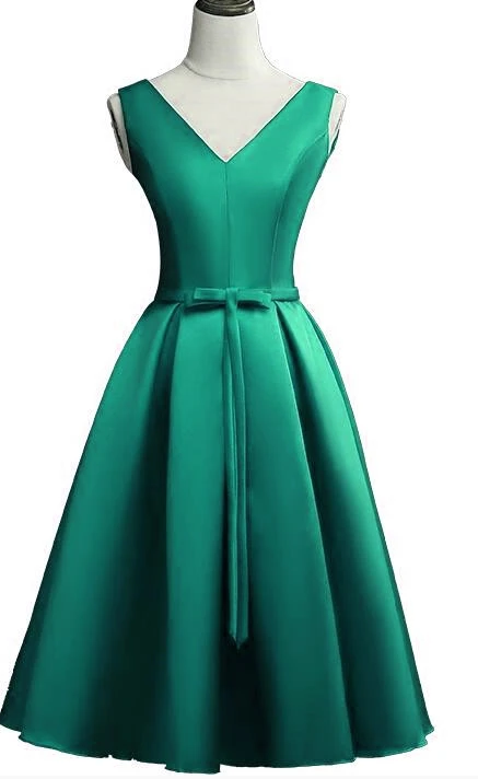 Schönes grünes kurzes Homecoming-Partykleid aus Satin, Brautjungfernkleid mit V-Ausschnitt cg9504