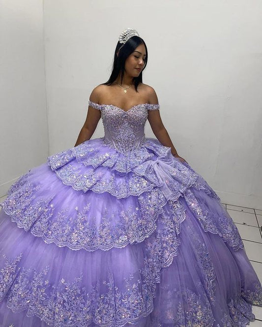 Lavendelfarbenes, schulterfreies Ballkleid für Quinceanera mit klassischer Spitzenapplikation und Kristallen, Sweet 16-Design, cg25186