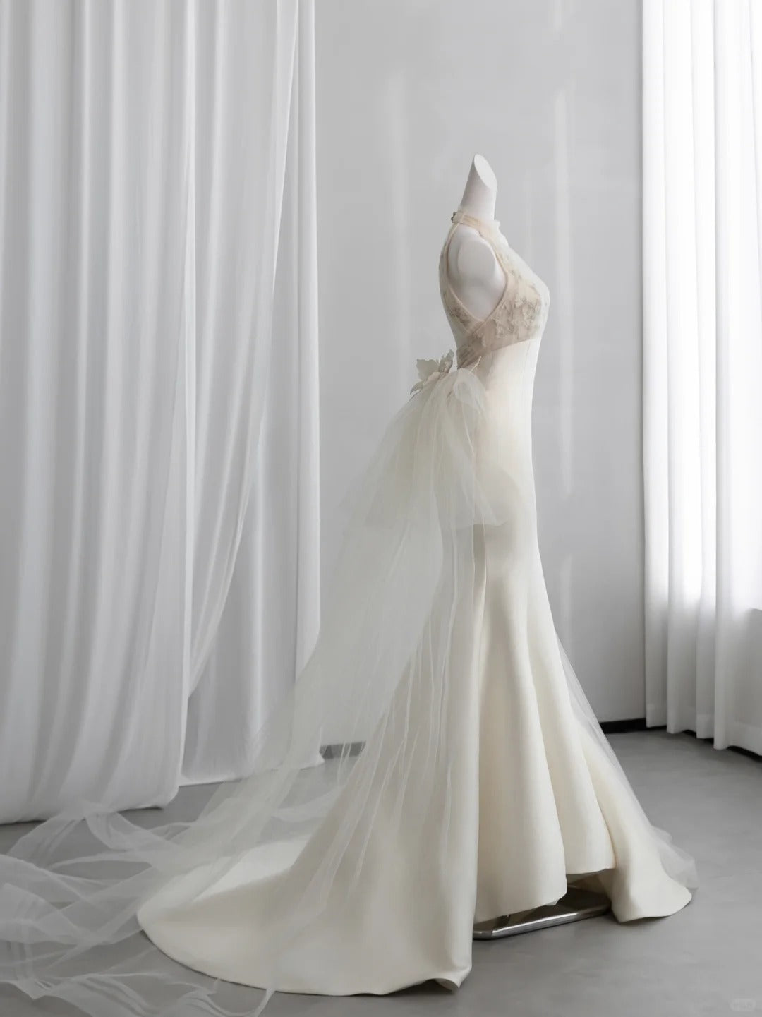 Elegant Halter Neck White Prom Dress 3D Appliques Satin Mermaid Evening Dress CY0011