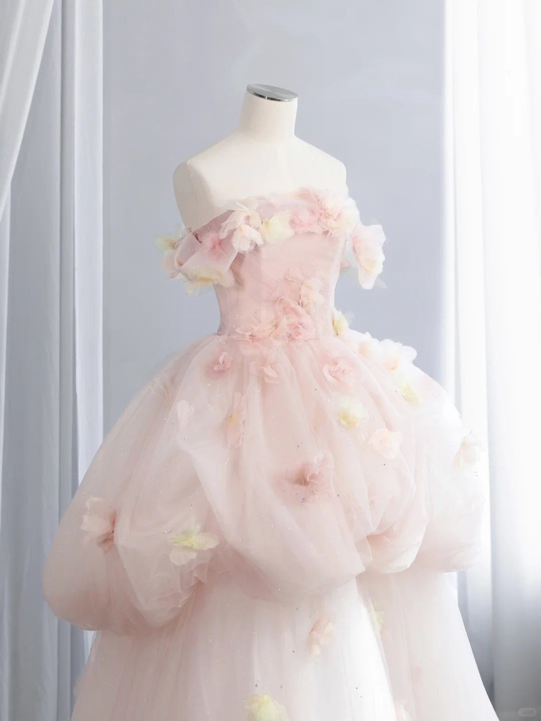 Lavendelfarbenes Tüllkleid mit V-Ausschnitt und Lagen, langes Sweet 16-Kleid, hellviolettes Ballkleid, Partykleid cg19681