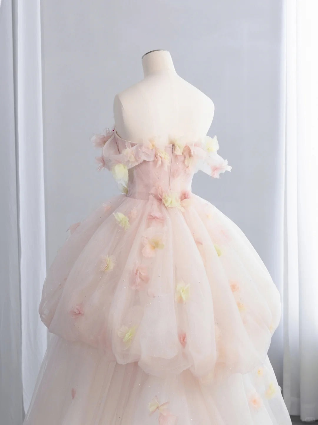 Lavendelfarbenes Tüllkleid mit V-Ausschnitt und Lagen, langes Sweet 16-Kleid, hellviolettes Ballkleid, Partykleid cg19681