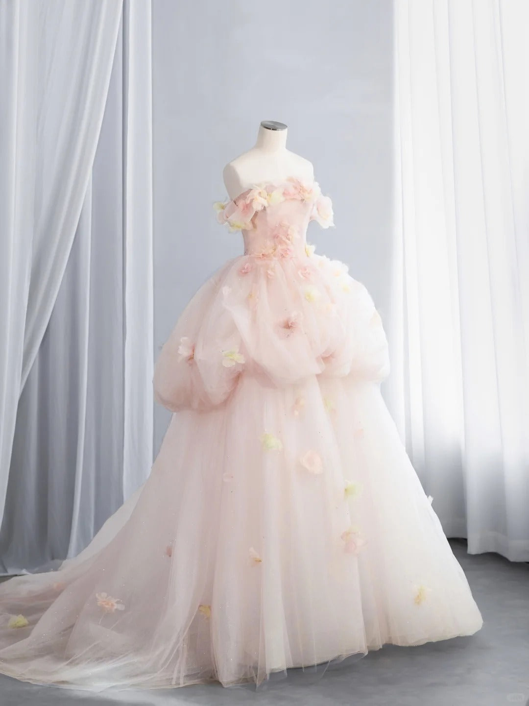 Lavendelfarbenes Tüllkleid mit V-Ausschnitt und Lagen, langes Sweet 16-Kleid, hellviolettes Ballkleid, Partykleid cg19681