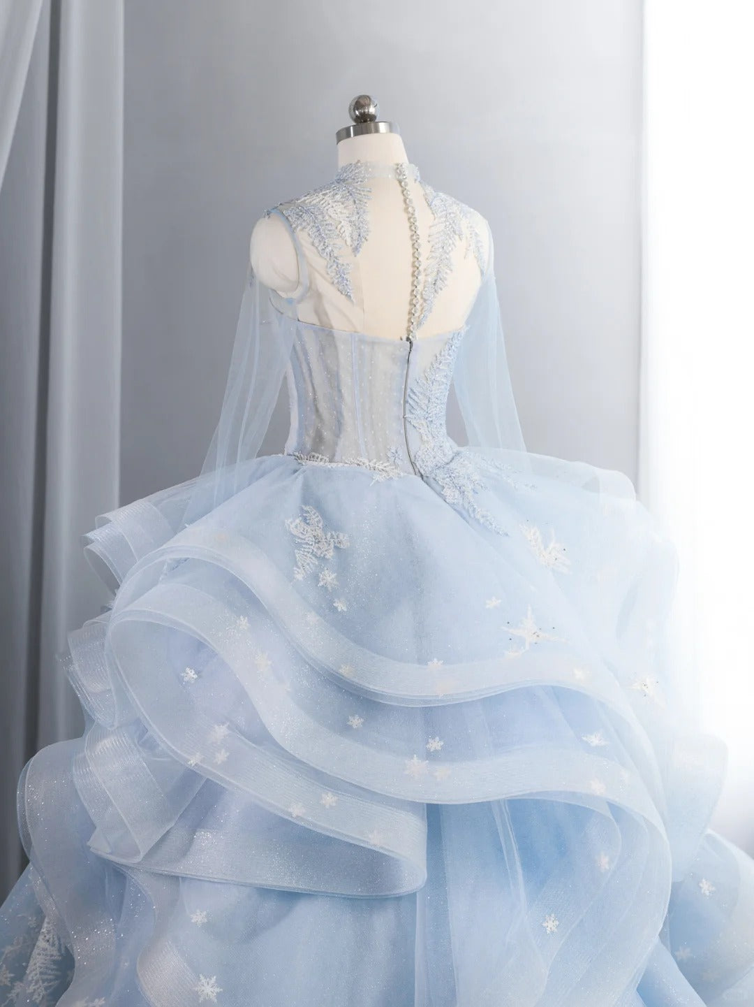 Lavendelfarbenes Tüllkleid mit V-Ausschnitt und Lagen, langes Sweet 16-Kleid, hellviolettes Ballkleid, Partykleid cg19681
