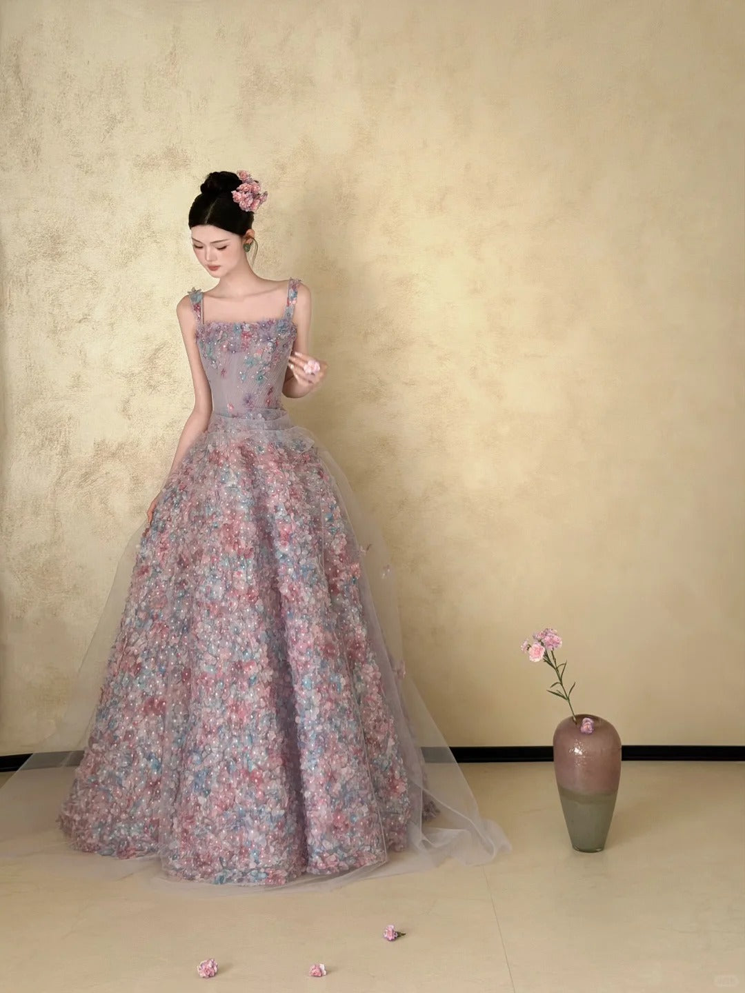 Lavendelfarbenes Tüllkleid mit V-Ausschnitt und Lagen, langes Sweet 16-Kleid, hellviolettes Ballkleid, Partykleid cg19681