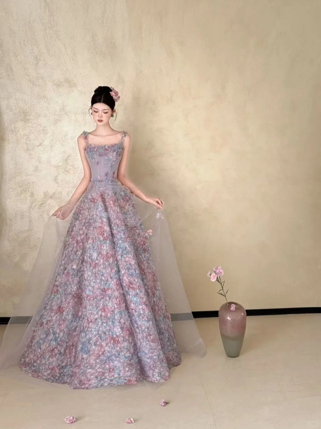 Lavendelfarbenes Tüllkleid mit V-Ausschnitt und Lagen, langes Sweet 16-Kleid, hellviolettes Ballkleid, Partykleid cg19681