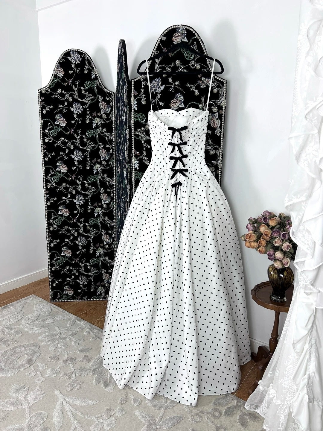 Lavendelfarbenes Tüllkleid mit V-Ausschnitt und Lagen, langes Sweet 16-Kleid, hellviolettes Ballkleid, Partykleid cg19681