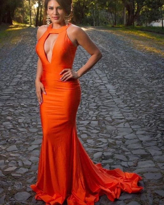 Schlichtes, hochgeschlossenes, orangefarbenes Meerjungfrau-Ballkleid aus Satin mit Cut-outs, cg13251