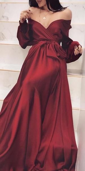 Schulterfreies, langärmliges A-Linien-Abendkleid aus elastischem Seidensatin in Burgunderrot cg16825